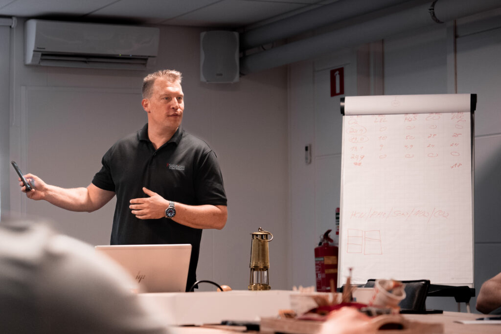 Kevin Haems geeft een training over de basis van gasdetectie